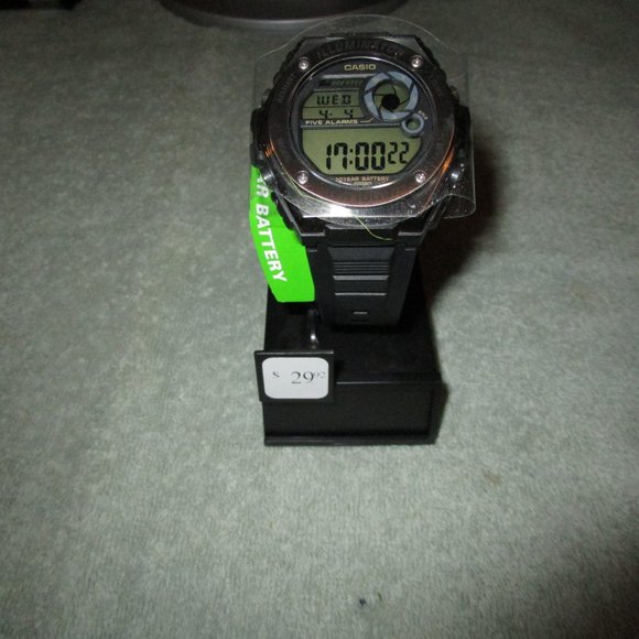 Men's Casio Watch - Picture 2 of 3